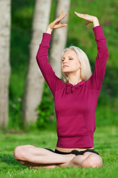 Beautiful woman doing yoga stretching exercise — Stock Photo, Image