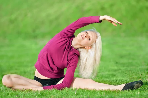 Vacker kvinna gör yoga stretching motion — Stockfoto