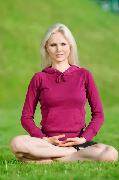 Mulher bonita fazendo ioga alongamento exercício — Fotografia de Stock