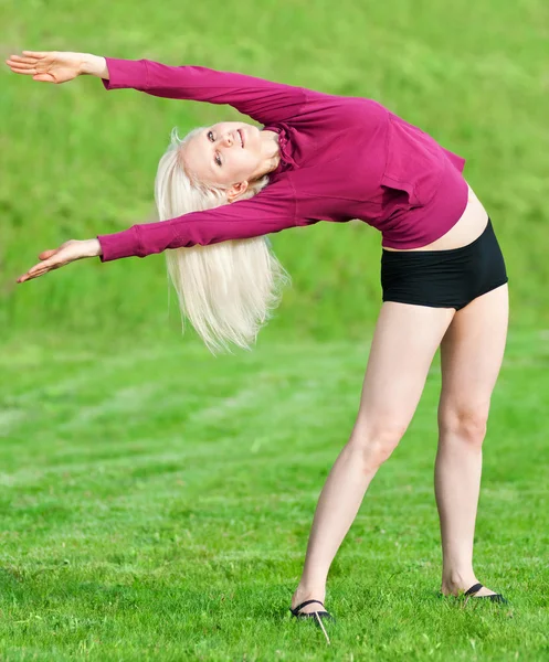 Hermosa mujer haciendo ejercicio de estiramiento de yoga — Foto de Stock