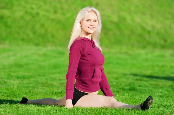 Wanita cantik latihan yoga peregangan — Stok Foto