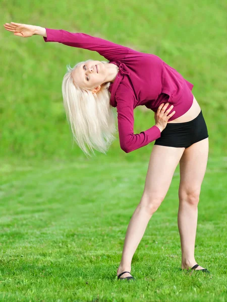 Bella donna che fa esercizio di stretching yoga — Foto Stock