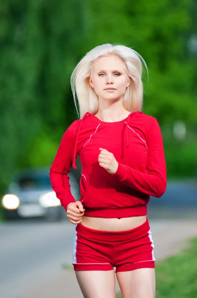 Красива жінка біжить в парку — стокове фото