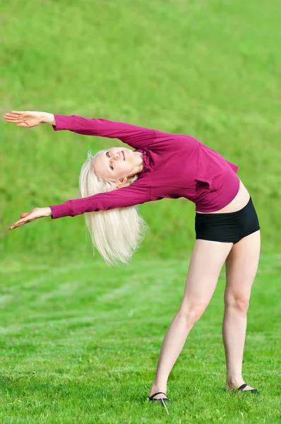 Mulher bonita fazendo ioga alongamento exercício — Fotografia de Stock