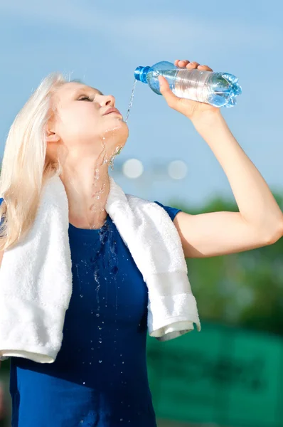 Donna che beve acqua all'aperto sport — Foto Stock
