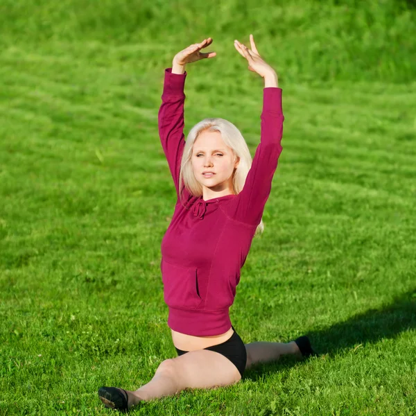 Красивая женщина, занимающаяся йогой растяжения упражнения — стоковое фото