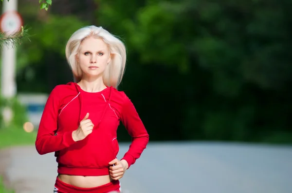 Bella donna che corre nel parco — Foto Stock