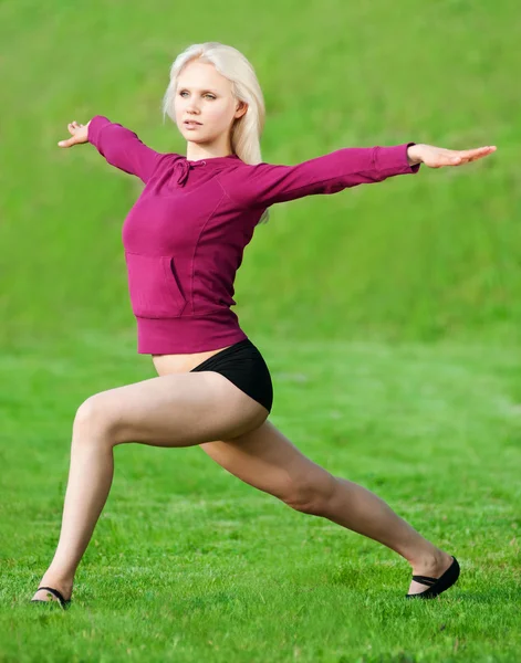 美丽的女人做瑜伽伸展运动 — 图库照片