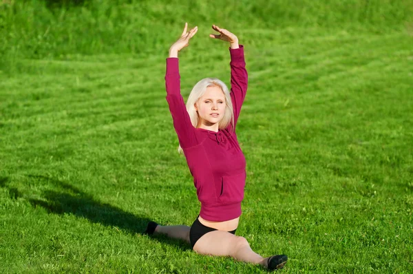 ヨガのストレッチ運動をやっている美しい女性 — ストック写真