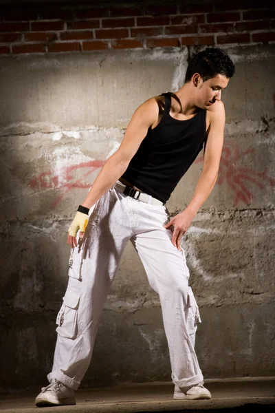 Chłopiec hip-hopowy taniec w nowoczesnym stylu ponad szary mur — Zdjęcie stockowe