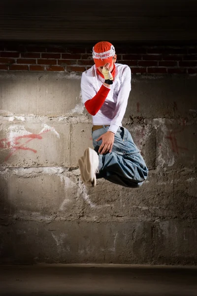 Szürke téglafal modern stílusban táncol hip-hop fiú — Stock Fotó