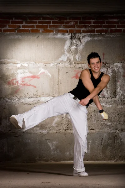 Chłopiec hip-hopowy taniec w nowoczesnym stylu ponad szary mur — Zdjęcie stockowe