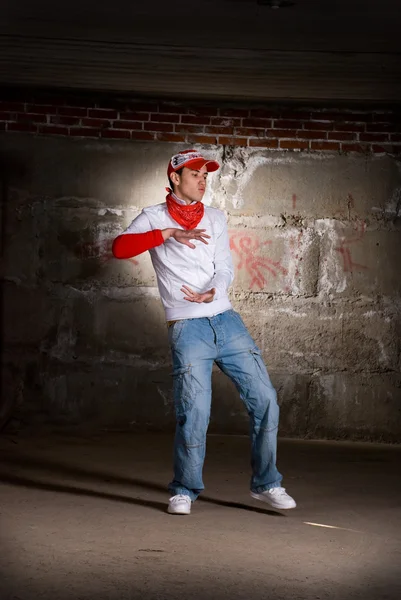 Szürke téglafal modern stílusban táncol hip-hop fiú — Stock Fotó