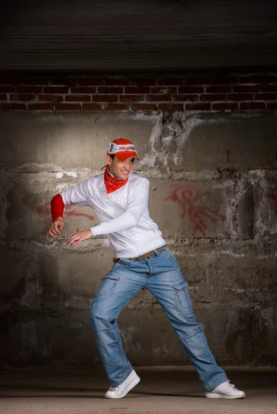 회색 벽돌 벽을 통해 현대적인 스타일 댄스 힙합 소년 — 스톡 사진