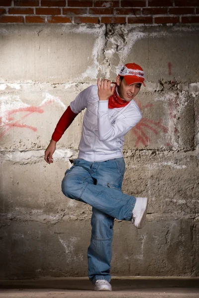 회색 벽돌 벽을 통해 현대적인 스타일 댄스 힙합 소년 — 스톡 사진