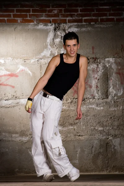 Modern tarzda gri tuğla duvarın üzerinden dans hip hop çocuk — Stok fotoğraf