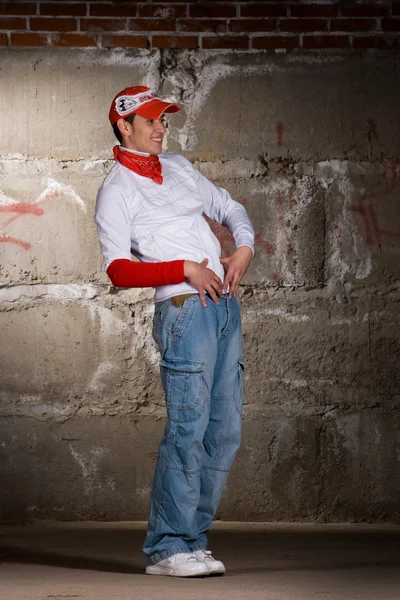 在灰色砖墙跳舞在现代风格的嘻哈男孩 — 图库照片