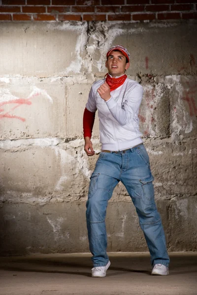 Modern tarzda gri tuğla duvarın üzerinden dans hip hop çocuk — Stok fotoğraf