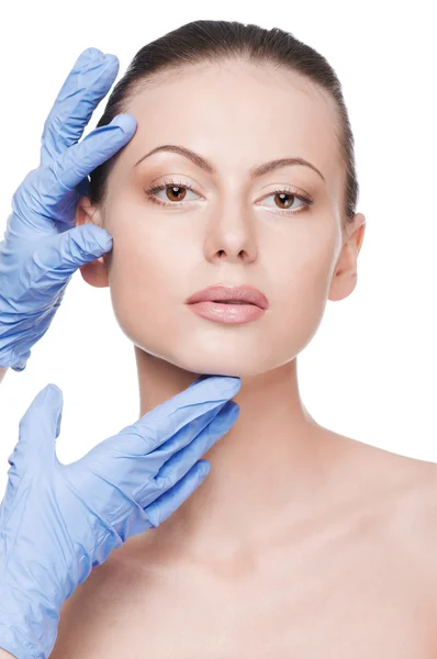 Kosmetolog touch och tentamen hälsa kvinna ansikte — Stockfoto