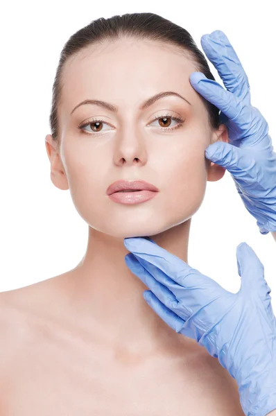 Kozmetikus érint és vizsga egészségügyi nő arca — Stock Fotó