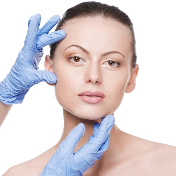 Toque esteticista e exame de saúde rosto da mulher — Fotografia de Stock