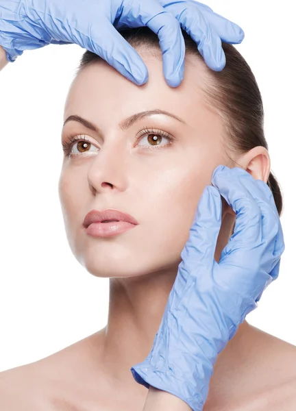 Kosmetyczka dotknąć i egzamin twarz zdrowie kobiety — Zdjęcie stockowe