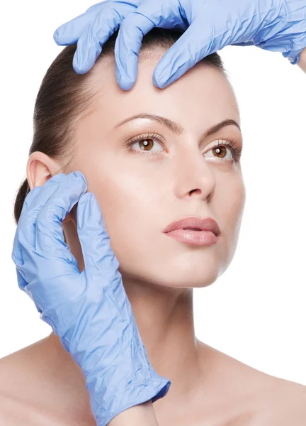 Kosmetička touch a zkoušky zdravotní ženská tvář — Stock fotografie
