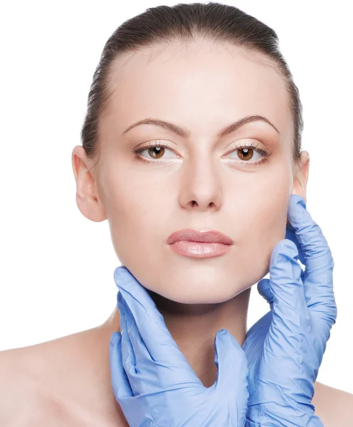 Toque esteticista e exame de saúde rosto da mulher — Fotografia de Stock