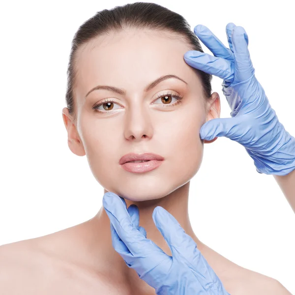 Kosmetička touch a zkoušky zdravotní ženská tvář — Stock fotografie
