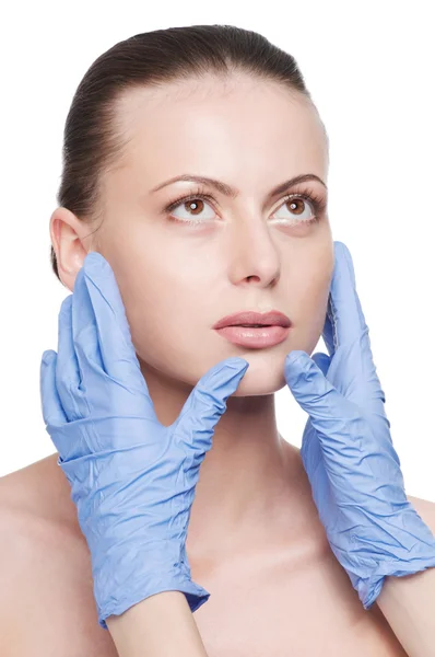 Kozmetikus érint és vizsga egészségügyi nő arca — Stock Fotó