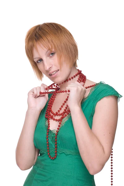 Nahaufnahme Porträt eines Mädchens in grünem Kleid mit roten Perlen — Stockfoto