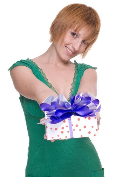 Zblízka portrét ženy s dárkem — Stock fotografie