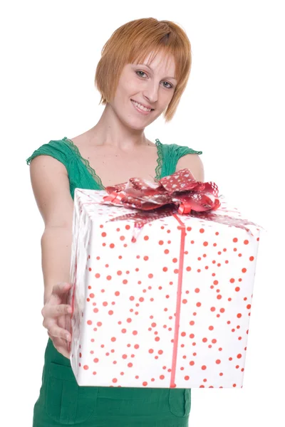 Ritratto ravvicinato di donna con regalo enorme — Foto Stock