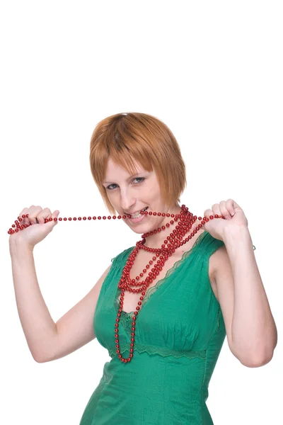 Nahaufnahme Porträt eines Mädchens in grünem Kleid mit roten Perlen — Stockfoto