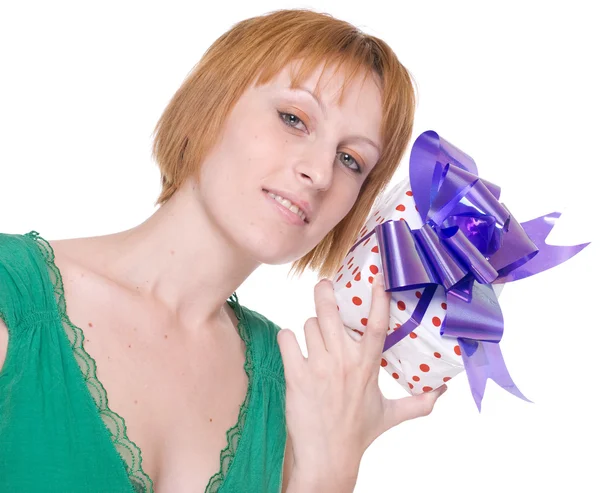 Close-up van portret van vrouw met cadeau — Stockfoto