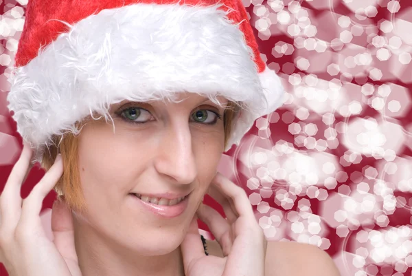 Üzerinde gri elbise ve Noel Baba şapkalı kız portresi yukarıya kapatmak — Stok fotoğraf