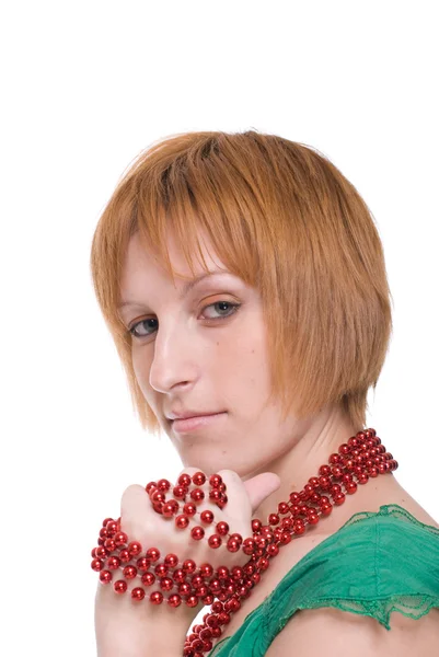 Gros plan portrait de fille en robe verte avec des perles rouges — Photo