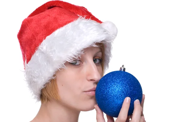 Крупним планом портрет дівчини в капелюсі Санта Клауса і прикраса м'яча — стокове фото