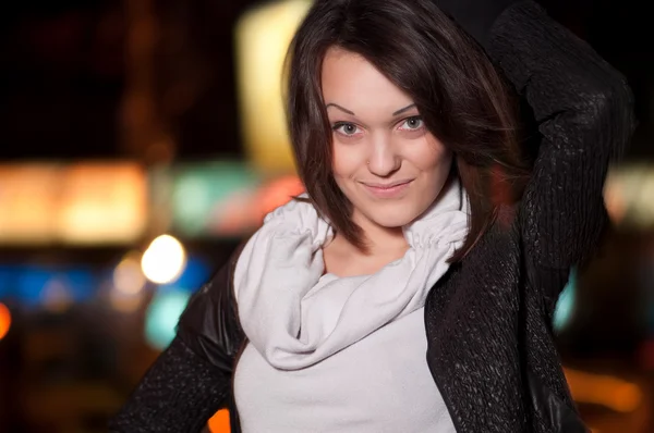 Kvinna med rörlig cell telefonerna över natten staden — Stockfoto