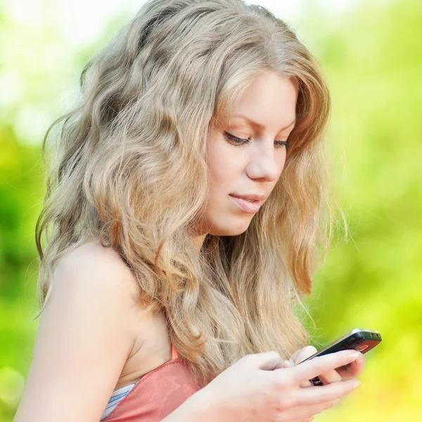 Frau schreibt SMS auf Handy — Stockfoto