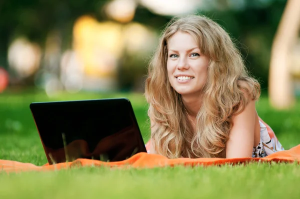 Genç kadın ile laptop Park — Stok fotoğraf