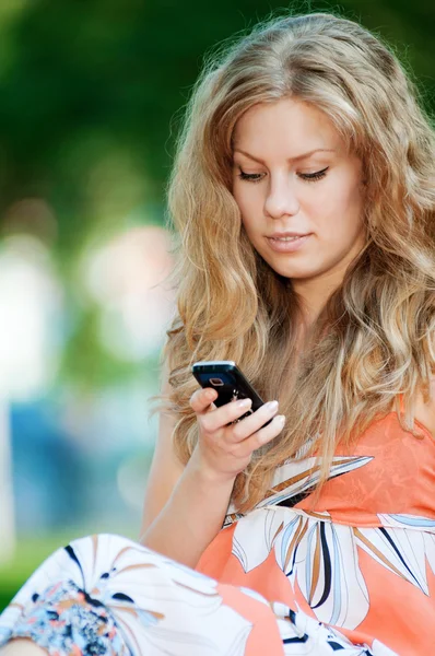 Woman texting on mobile phone — Stock Photo, Image