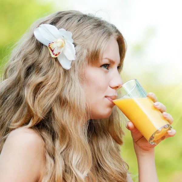 Gülümseyen kadın içki portakal suyu — Stok fotoğraf