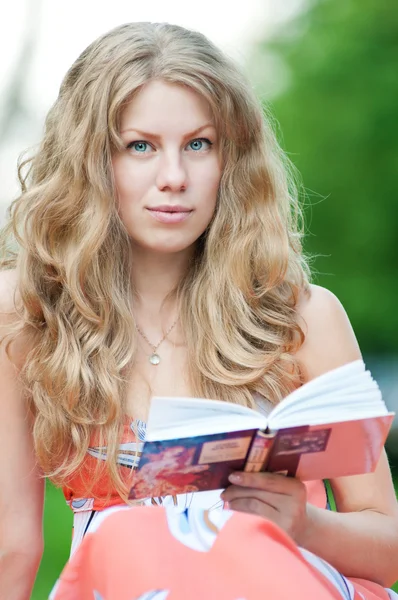 Vakker ung kvinne leser bok – stockfoto