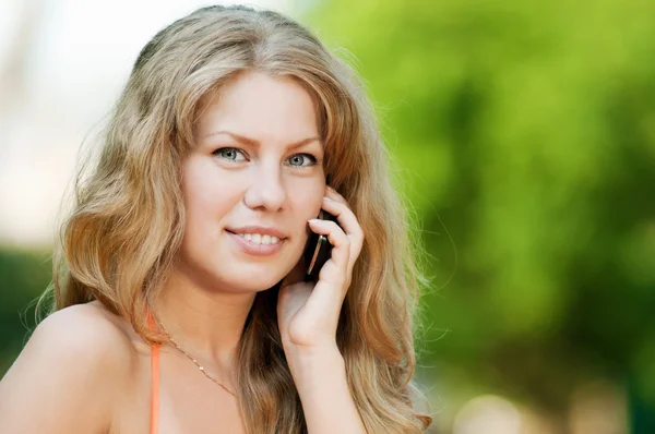 Kvinnan talar mobiltelefon — Stockfoto