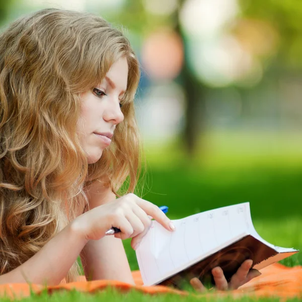 Mooie jonge vrouw studie — Stockfoto