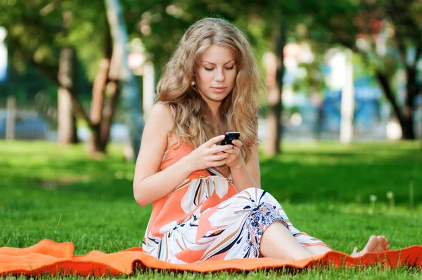 Nő SMS-ezés mobiltelefonon — Stock Fotó