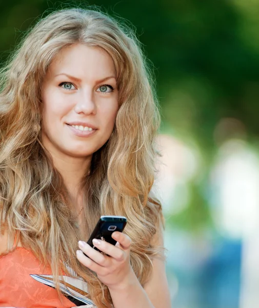 Donna sms sul telefono cellulare — Foto Stock