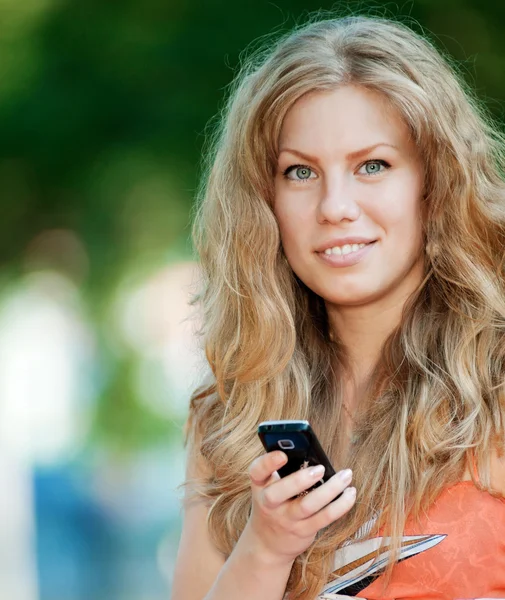 Žena textuje na mobil — Stock fotografie