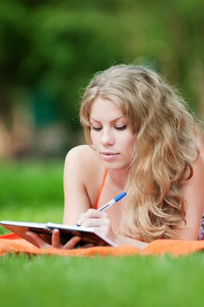 Mooie jonge vrouw studie — Stockfoto